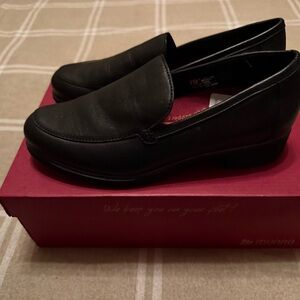 Munro Women's Classic Black Loafers 7.5W